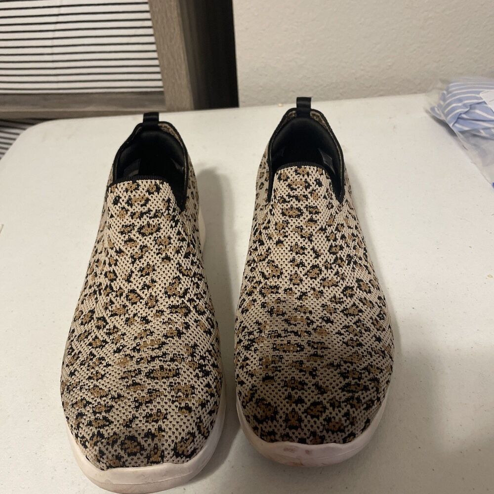 SKECHERS Go Walk Women Size 11 Slip On Sneakers Leopard Walking Comfy